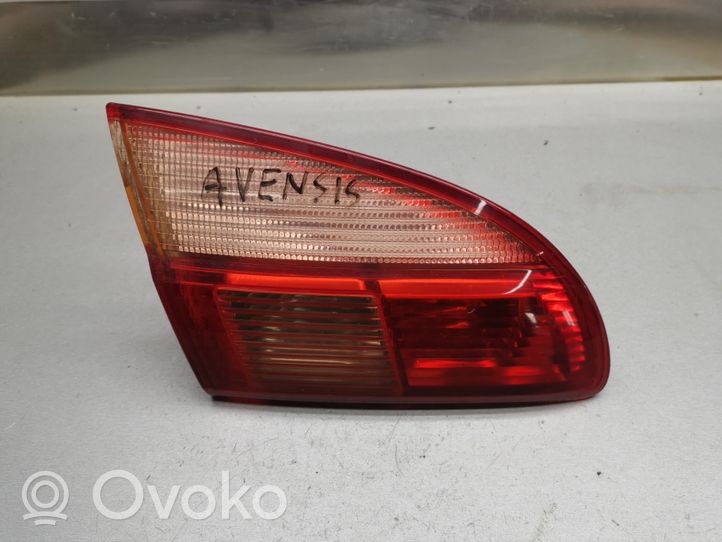 Toyota Avensis T220 Luci posteriori del portellone del bagagliaio 89022026