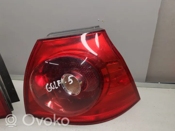 Volkswagen Golf V Lampy tylne / Komplet 1K6945095E