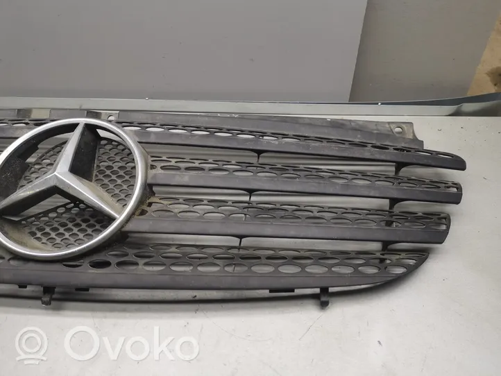 Mercedes-Benz Vito Viano W639 Grille calandre supérieure de pare-chocs avant A6398800185