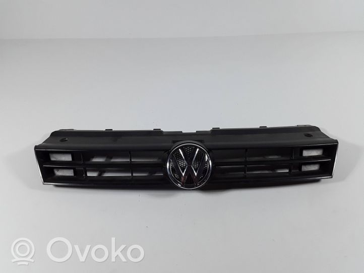Volkswagen Polo V 6R Etupuskurin ylempi jäähdytinsäleikkö 6R0853653B