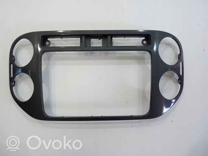 Volkswagen Tiguan Panelės apdailos skydas (centrinis) 5N0858071E