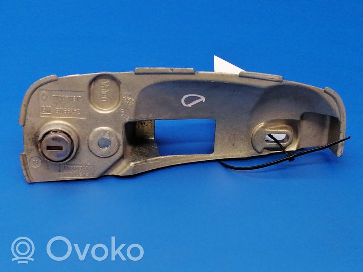 Opel Vivaro Klamka zewnętrzna/wspornik drzwi 7700311817