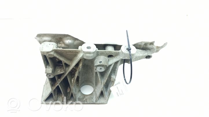 Nissan Primastar Engine mounting bracket 8200798760