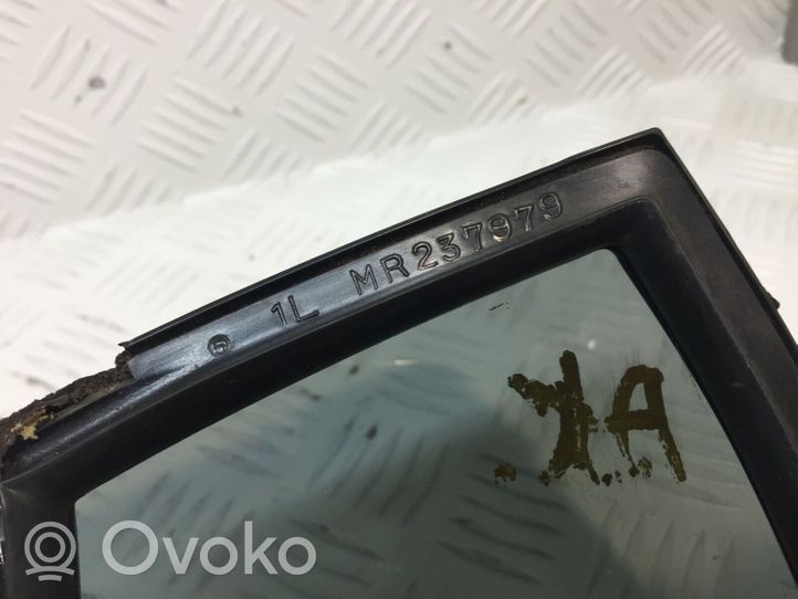 Mitsubishi Pajero Sport I Rear side window/glass MR237979