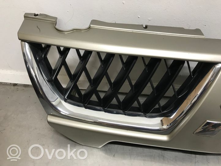 Mitsubishi Pajero Sport I Etupuskurin ylempi jäähdytinsäleikkö 7450A029