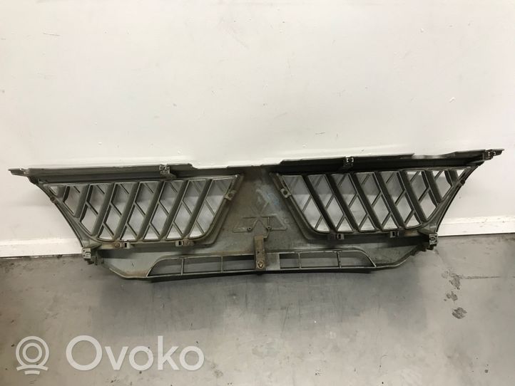 Mitsubishi Pajero Sport I Etupuskurin ylempi jäähdytinsäleikkö 7450A029