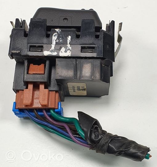 Chevrolet Tahoe Quarter vent window switch 15075131