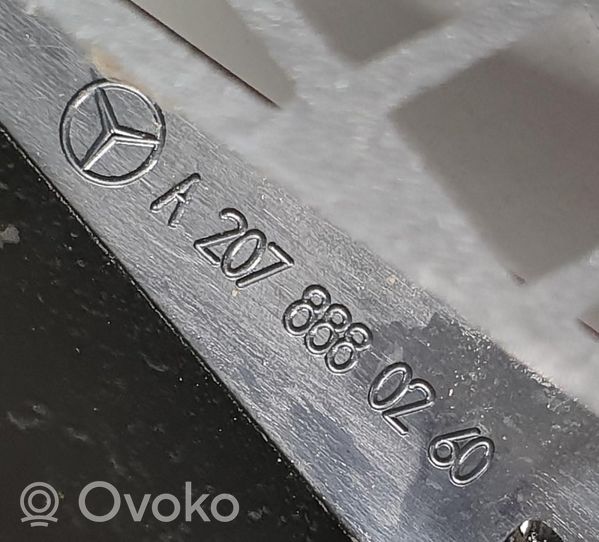 Mercedes-Benz C W204 Grotelės viršutinės A2048800023 A2078880260