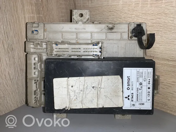 Mitsubishi Colt Module de fusibles 8637A171