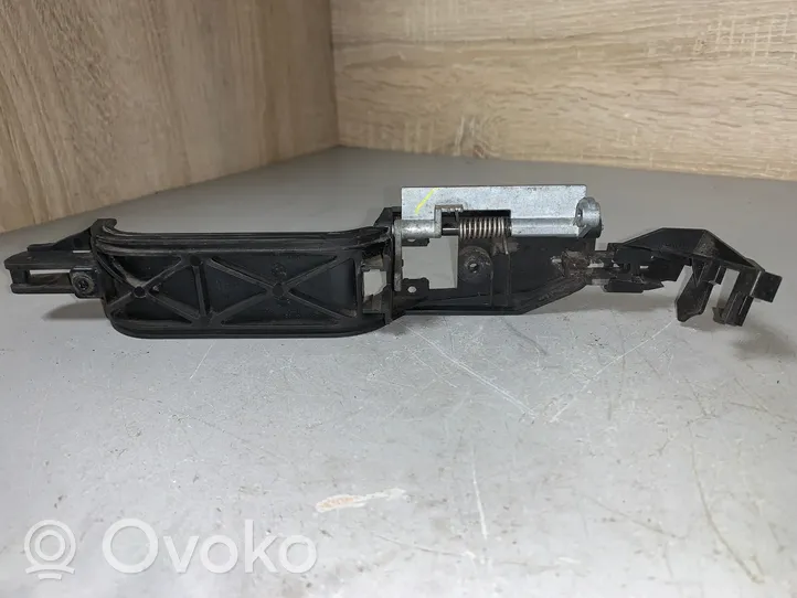 Ford Focus Klamka/wspornik zewnętrzny drzwi przednich YS41-A266B22AA