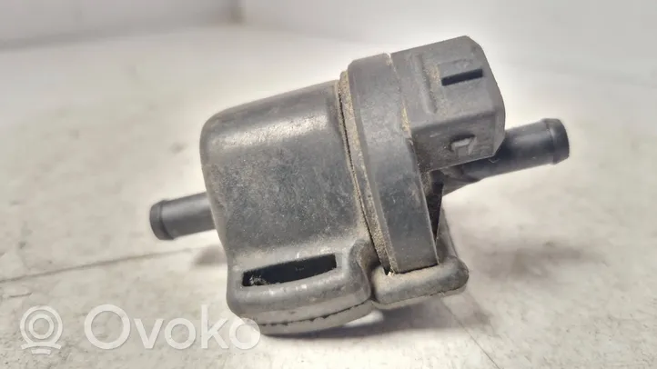 Volkswagen Touran I Valve vacuum 058133459