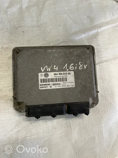 Volkswagen Golf IV Dzinēja vadības bloks 06A906019AK