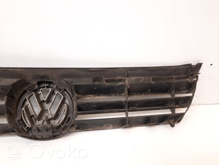 Volkswagen PASSAT B4 Front bumper upper radiator grill 3A0853653C