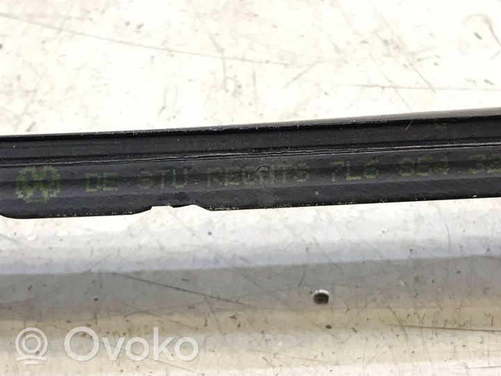 Volkswagen Touareg I Windshield trim 7l6854328