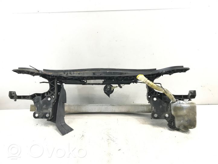 Renault Megane II Jäähdyttimen kehyksen suojapaneeli 8200137495