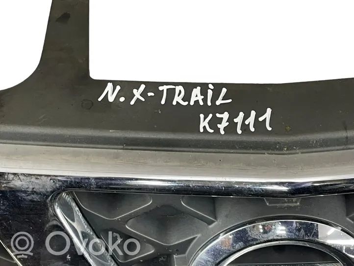 Nissan X-Trail T30 Rejilla superior del radiador del parachoques delantero 