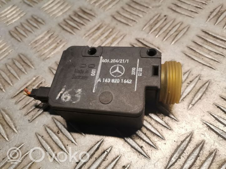 Mercedes-Benz ML W163 Verrouillage du bouchon du réservoir de carburant 1638201642