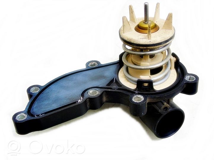 Volkswagen Touareg II Boîtier de thermostat / thermostat 06E121111AD