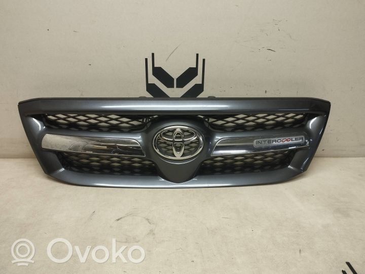 Toyota Hilux (AN10, AN20, AN30) Grille calandre supérieure de pare-chocs avant 531000K010