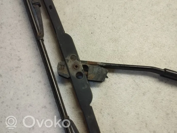 Toyota Land Cruiser (J100) Front wiper blade arm 