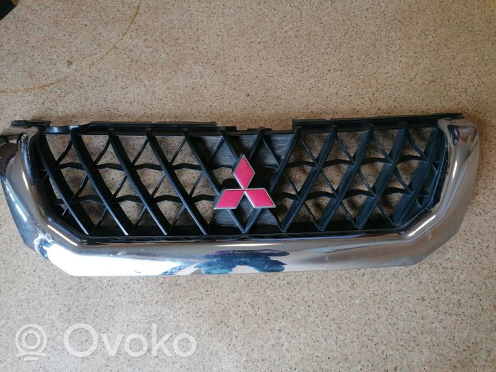 Mitsubishi Pajero Sport I Grille calandre supérieure de pare-chocs avant MR478595