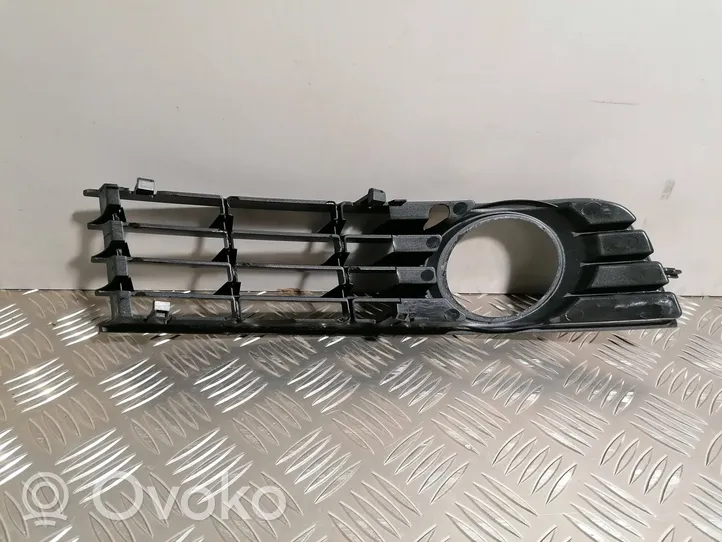 Audi A4 S4 B6 8E 8H Grille inférieure de pare-chocs avant 8E0807681