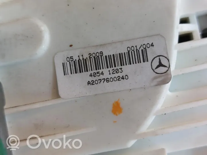 Mercedes-Benz E C207 W207 Priekinė užrakinimo spynelė (prie rankenos) 