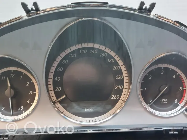 Mercedes-Benz E C207 W207 Compteur de vitesse tableau de bord 