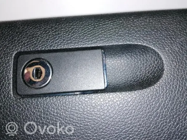 Mercedes-Benz C W204 Panelės stalčiuko/lentinėlės paklotėlis 