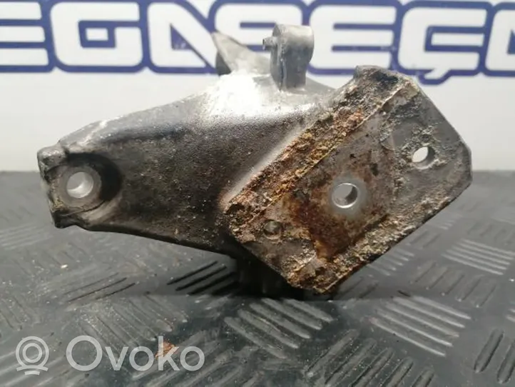 Audi R8 42 Engine mount bracket 