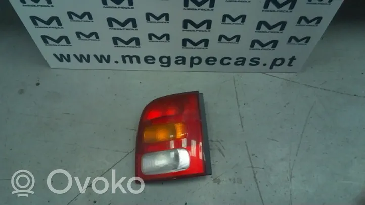 Nissan Micra Lampy tylnej klapy bagażnika 