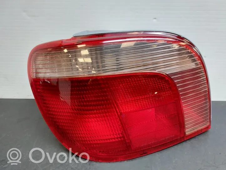 Toyota Yaris Lampy tylnej klapy bagażnika 