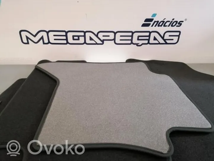 Toyota Hilux (AN120, AN130) Kit tapis de sol auto 