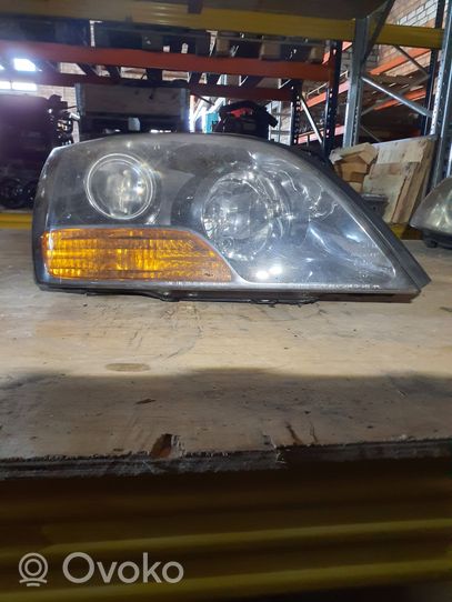 KIA Sorento Lampa przednia 921023e5