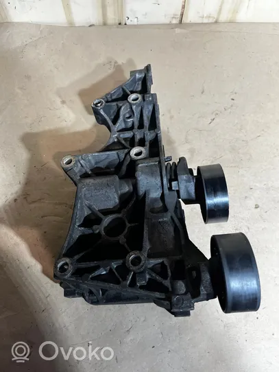 Audi A4 S4 B7 8E 8H Supporto di montaggio della pompa del servosterzo 030903143D