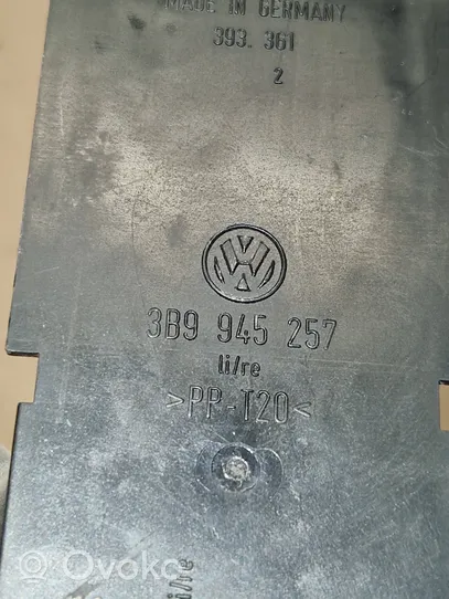 Volkswagen PASSAT B5 Cubierta del soporte de la lámpara de la luz trasera 3B9945257
