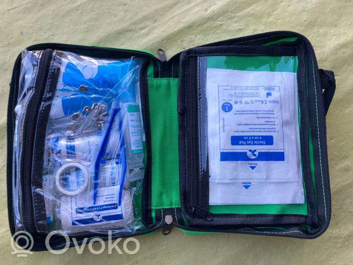 Mercedes-Benz C AMG W204 Trousse de premiers secours 