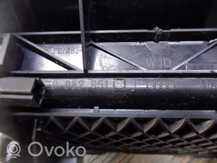 Audi A4 S4 B7 8E 8H Peleninė panelėje 8E0857951J