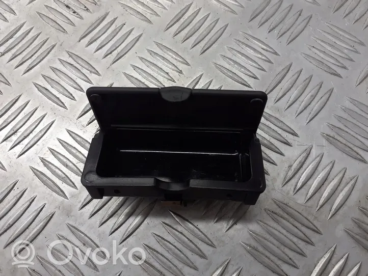 Opel Corsa C Takaoven tuhkakuppi 09114448