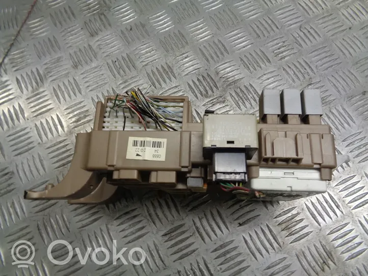 Toyota Corolla E120 E130 Крышка ящика предохранителей 82641-02050