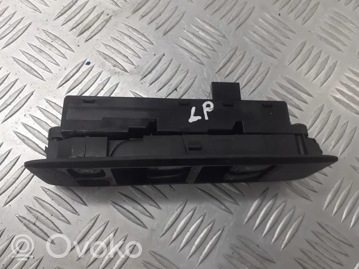 Nissan Primera Support bouton lève vitre porte avant 25401-AV640