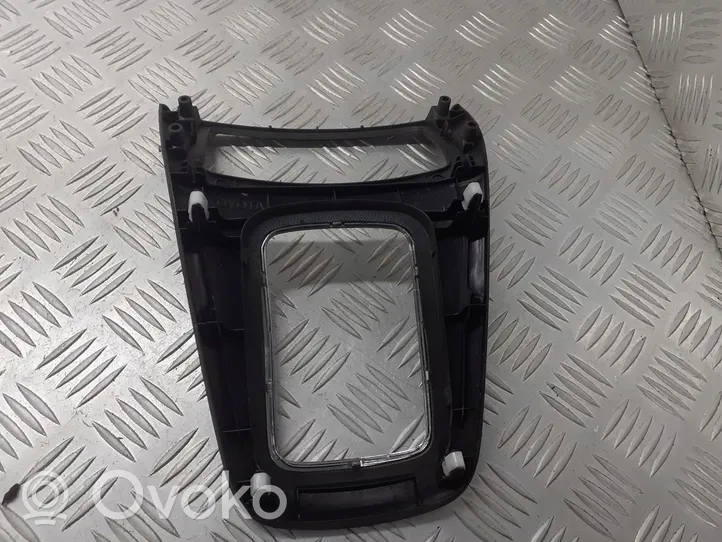 Toyota Avensis T220 Rivestimento in plastica cornice della leva del cambio 84932