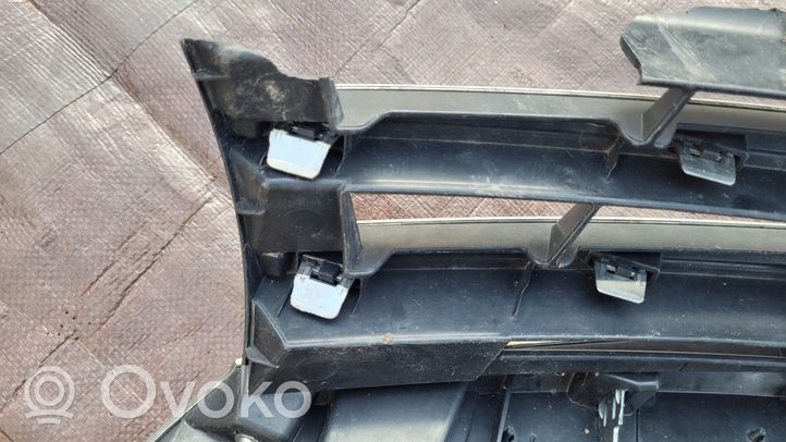 Toyota Corolla E160 E170 Grotelės viršutinės 5311102790