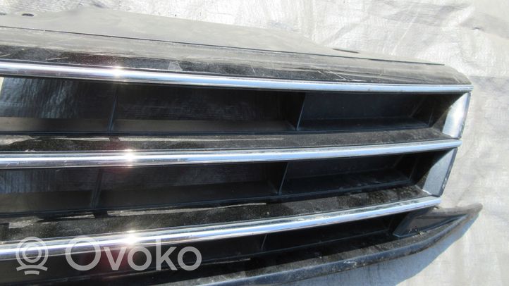 Volkswagen Jetta VI Grotelės viršutinės 5C6853655E