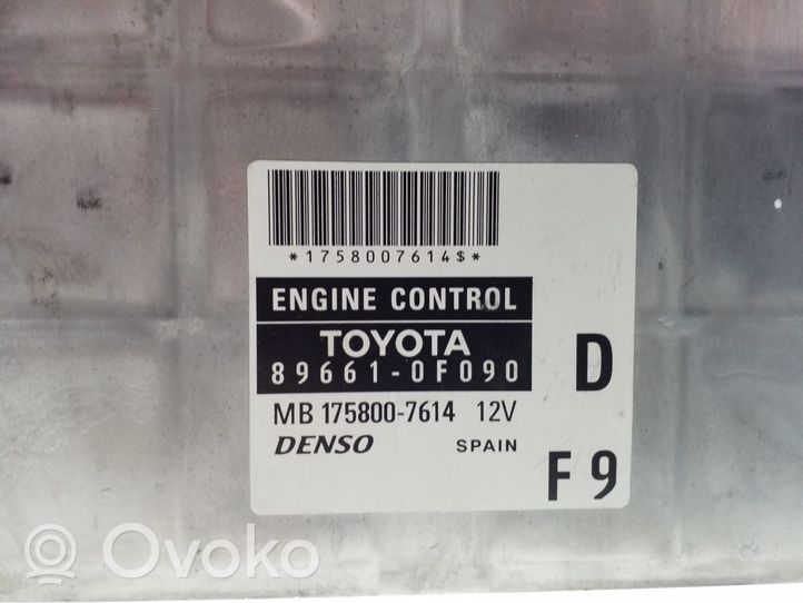 Toyota Corolla Verso AR10 Variklio valdymo blokas 896610F090