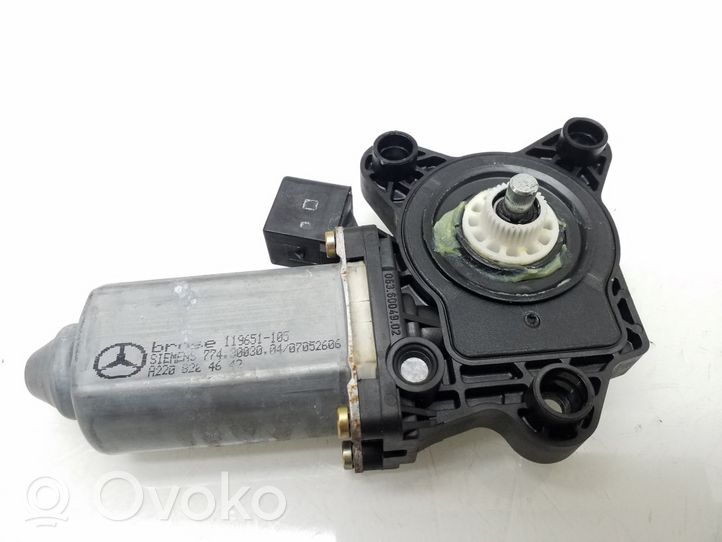 Mercedes-Benz C W203 Moteur de lève-vitre de porte avant A2208204642