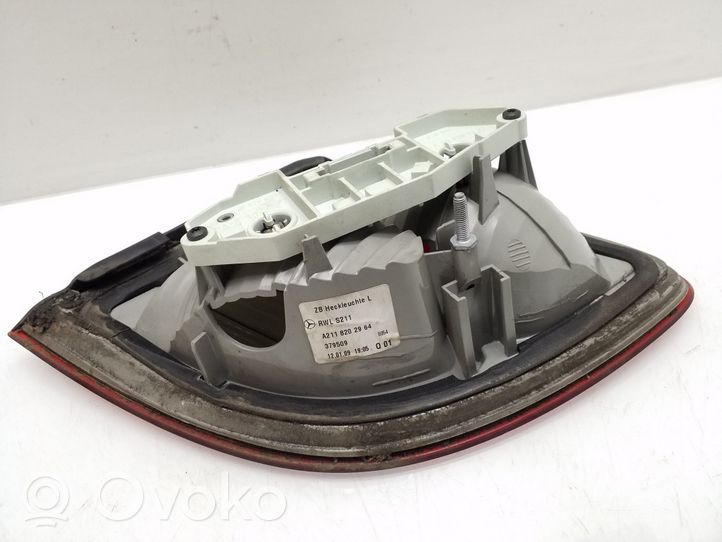 Mercedes-Benz E W211 Lampy tylnej klapy bagażnika A2118202964