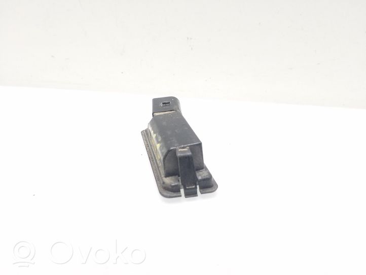 Volkswagen PASSAT B7 Lampa oświetlenia tylnej tablicy rejestracyjnej 1K8943021C