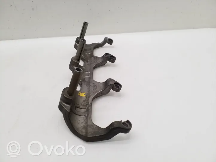 Audi A5 8T 8F Support de pince d'injecteur de carburant 06E133340E