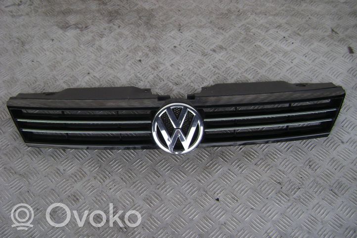 Volkswagen Jetta VI Etupuskurin ylempi jäähdytinsäleikkö 